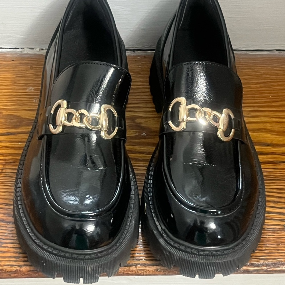 A size 9 black laceless SHEIN oxford shoes with a gold embroidered buckle 👞✨